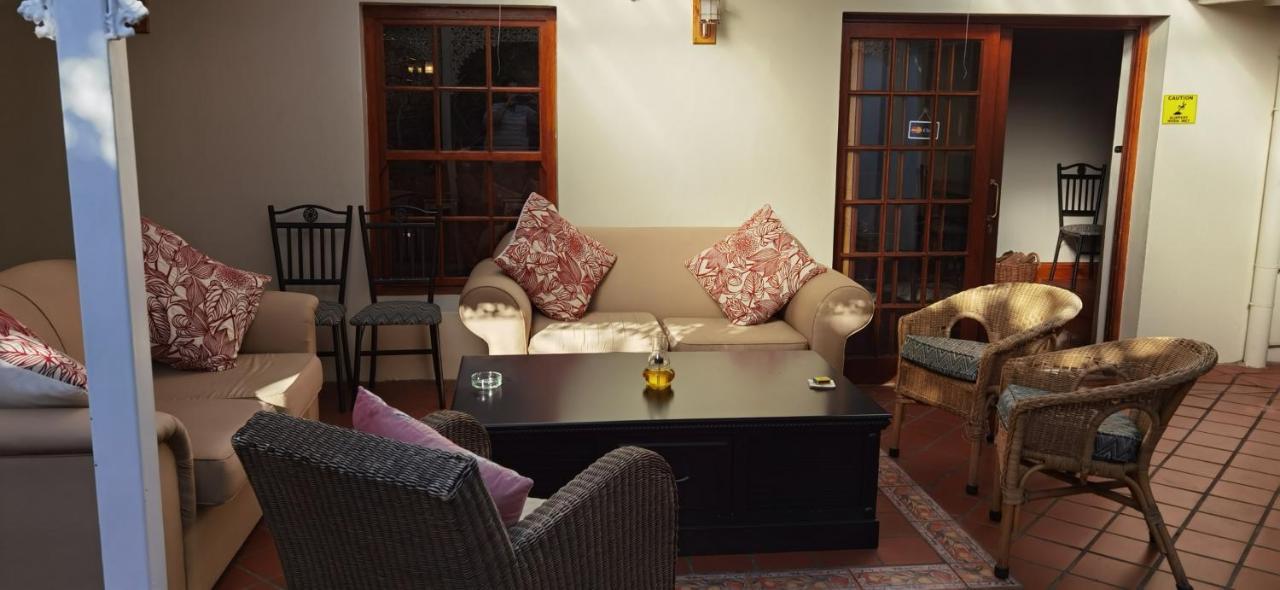 137 High Street Guest House เกรแฮมส์ทาวน์ ภายนอก รูปภาพ