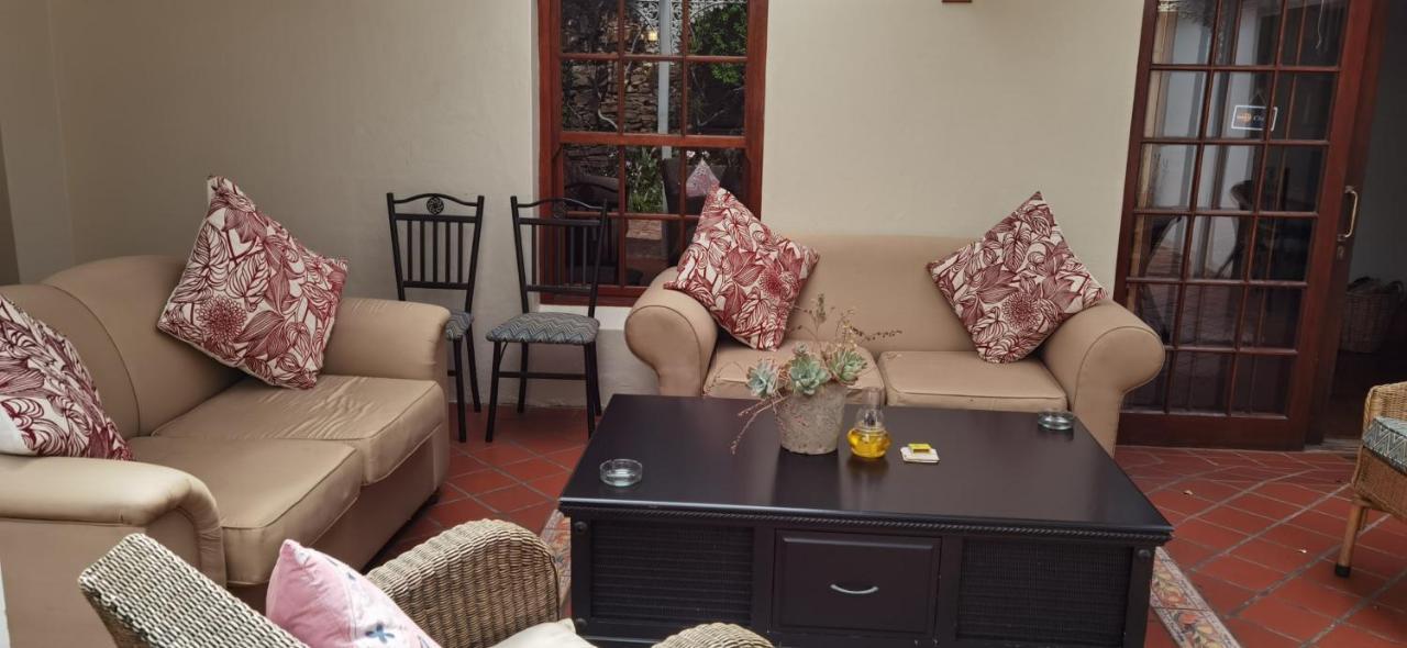 137 High Street Guest House เกรแฮมส์ทาวน์ ภายนอก รูปภาพ