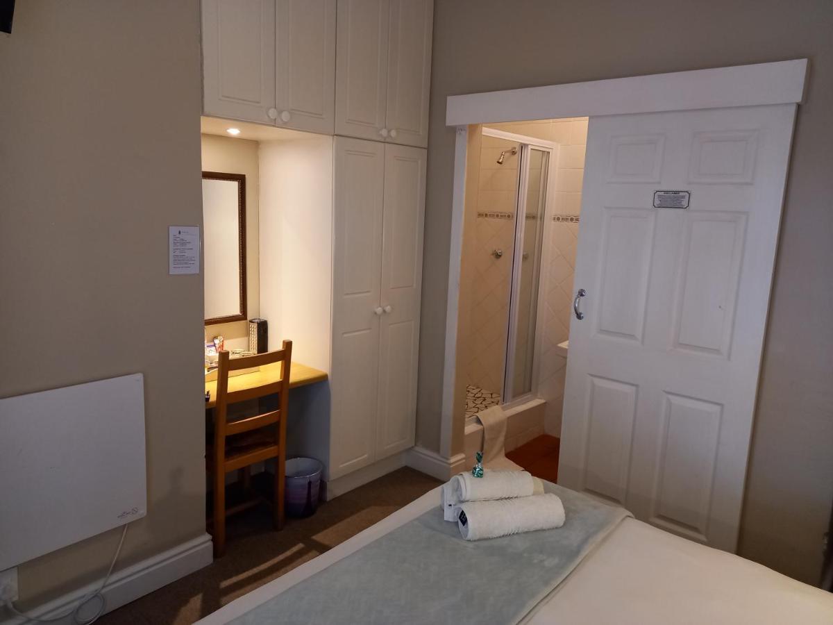 137 High Street Guest House เกรแฮมส์ทาวน์ ภายนอก รูปภาพ