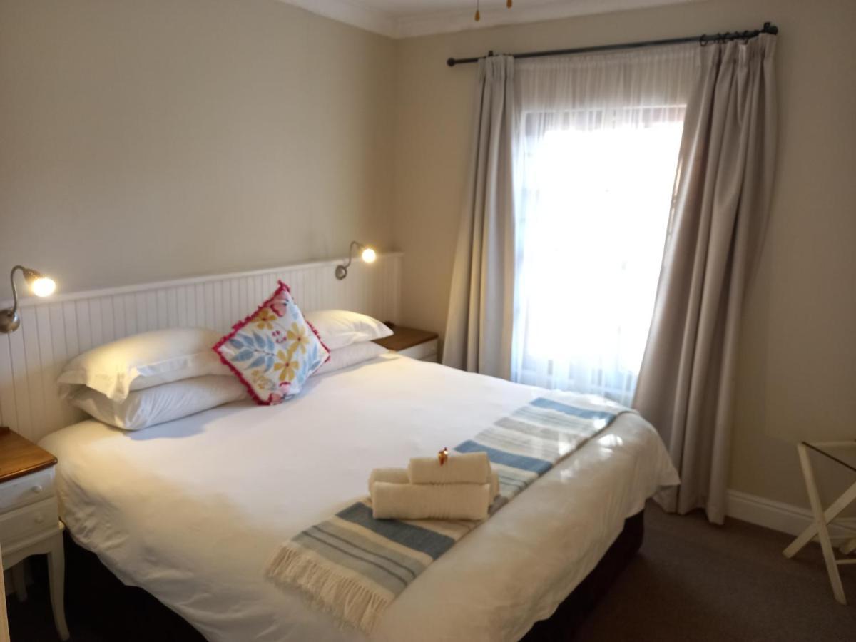 137 High Street Guest House เกรแฮมส์ทาวน์ ภายนอก รูปภาพ